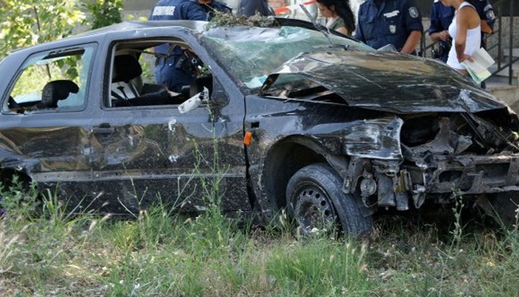 Тийнейджър без книжка заби четирима приятели в дърво и загина Тийнейджър без книжка заби четирима приятели в дърво и загина