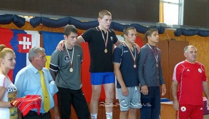 11 златни медала за националния ни отбор по борба от турнира „Русенски легенди“