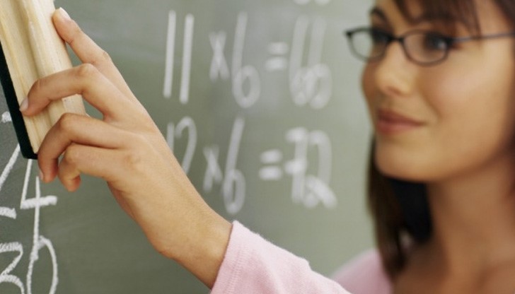 Увеличават стартовите учителски заплати от 1 септември Увеличават стартовите учителски заплати от 1 септември