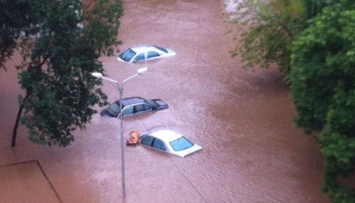 Бедствено положение в Добрич! Жертвите вече са 3, очаква се нова приливна вълна Бедствено положение в Добрич! Жертвите вече са 3, очаква се нова приливна вълна