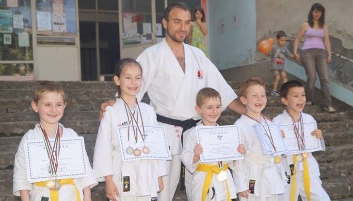 Малките самураи на "Хелиос" грабнаха 19 медала на турнир по карате за деца