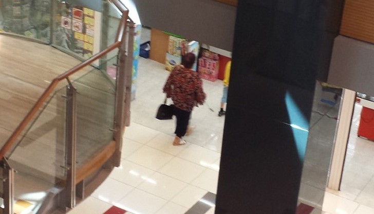 Русенка разхожда внучето си като кученце