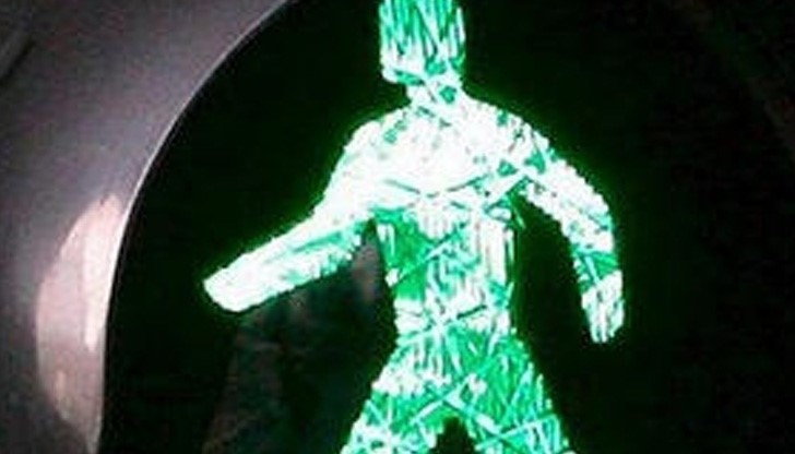 Рецидивист блъска русенка на зелен светофар! Спрял, за да изхвърли тялото в градинка Рецидивист блъска русенка на зелен светофар! Спрял, за да изхвърли тялото в градинка