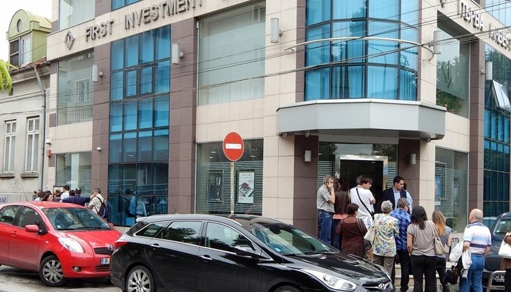 Опашки от хора се извиха пред Първа инвестиционна банка в Русе