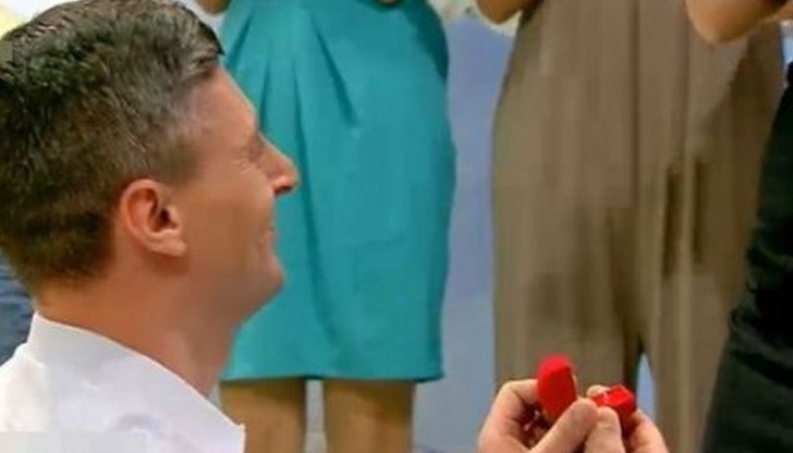 Сълзи на радост след невероятно предложение за брак в ефир