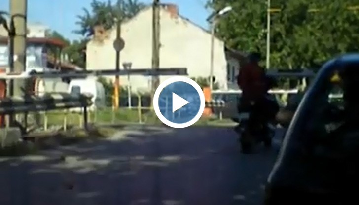 Как се пресича жп прелеза край пазара в Русе