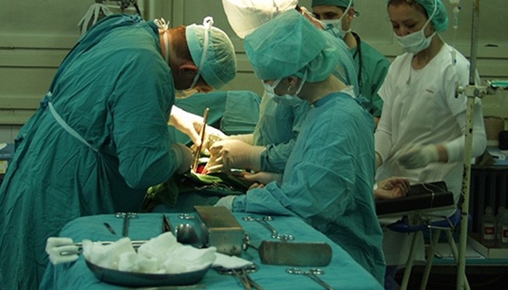 Хирурзи отстраниха 9-килограмова киста от яйчника на българка
