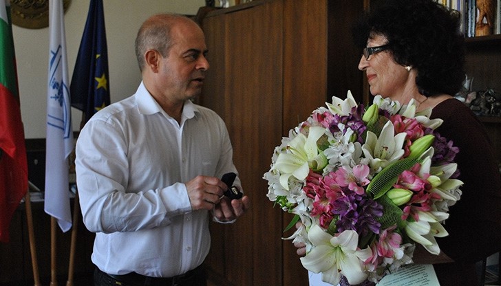 Дългогодишен директор на ОДЗ „Снежанка“ с почетна значка "Русе"