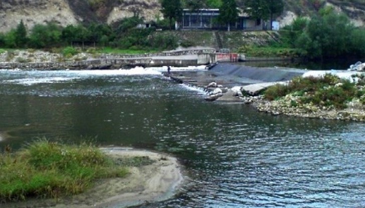 Река Янтра заля пътя за с. Стърмен