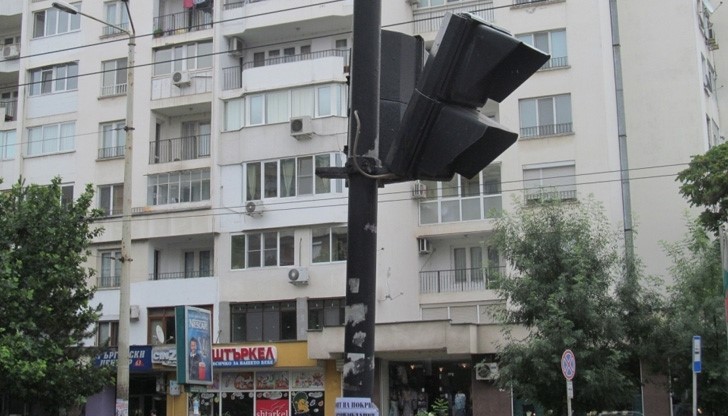 Повреден светофар в Русе заплашва да се стовари върху пресичащите Повреден светофар в Русе заплашва да се стовари върху пресичащите