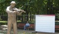 Увековечиха Тодор Колев с цигулка в ръка