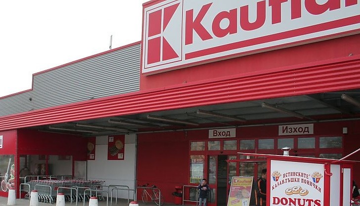 Мъж краде парфюми и влачи по земята охранителки на “Кауфланд” Мъж краде парфюми и влачи по земята охранителки на “Кауфланд”