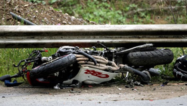 Мотоциклетист загина след удар в два автомобила