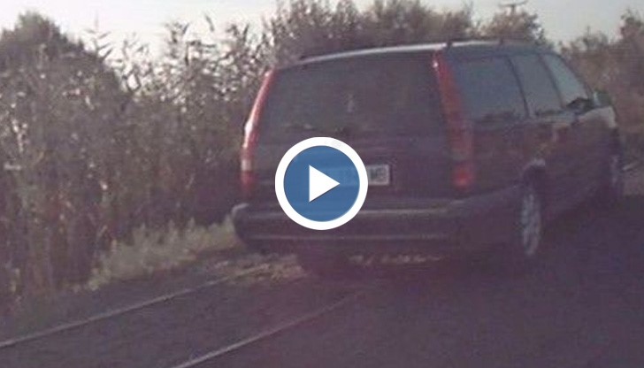 Шофьор паркира върху жп релси и отиде на плаж