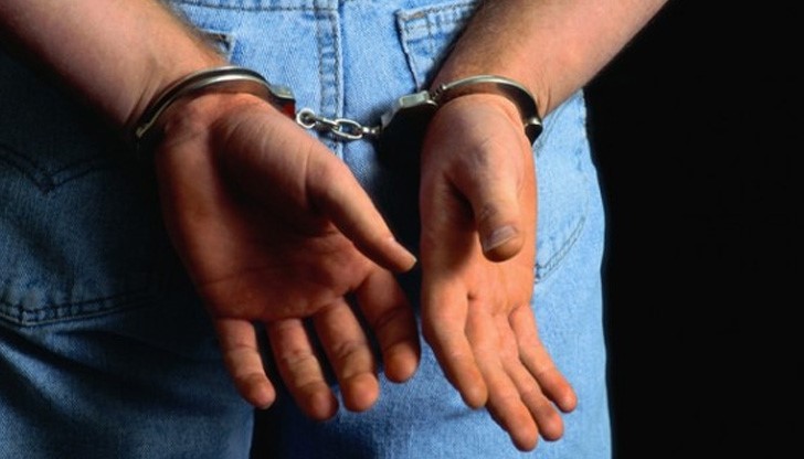 Мъртвопиян преби баща и син, след което емна полицай и му скъса пагона Мъртвопиян преби баща и син, след което емна полицай и му скъса пагона