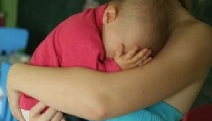 Бясна майка написа "кърваво писмо" до мъжете, чиито жени „по цял ден си стоят вкъщи с детето”