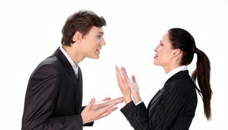 Глобиха шефка, нарекла служител малоумник и некадърник Глобиха шефка, нарекла служител малоумник и некадърник