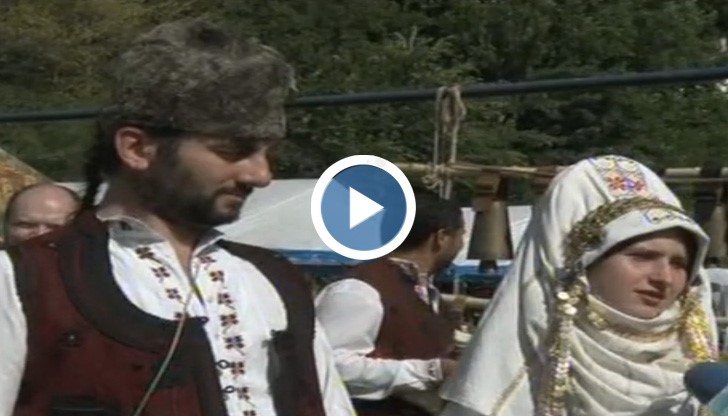 Млади влизат във филма, женят се като във „Време разделно”