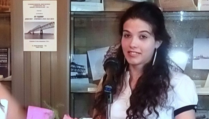 Младата поетеса Людмила Стоянова представи книгата си „Пъзел за пораснали" Младата поетеса Людмила Стоянова представи книгата си „Пъзел за пораснали"