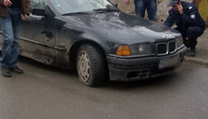 "Пребоядисаха" БМВ и му нарязаха гумите в кв. "Чародейка" "Пребоядисаха" БМВ и му нарязаха гумите в кв. "Чародейка"