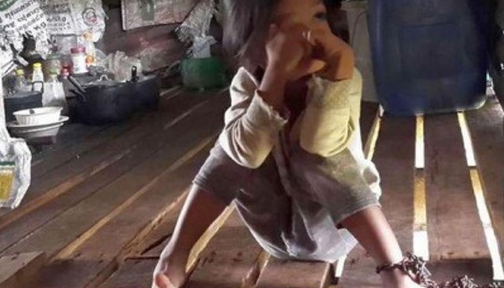 Момиченце живее две години оковано във верига като куче Момиченце живее две години оковано във верига като куче