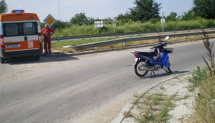 Моторист е в болница след катастрофа на кръговото на бул. "Тутракан" Моторист е в болница след катастрофа на кръговото на бул. "Тутракан"
