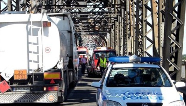 Катастрофа блокира Дунав мост