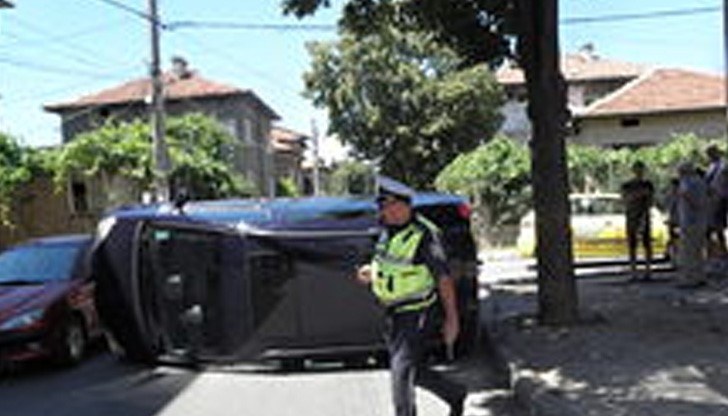 Таксиджия не спря на "Стоп" и преобъръна миниван на пътя