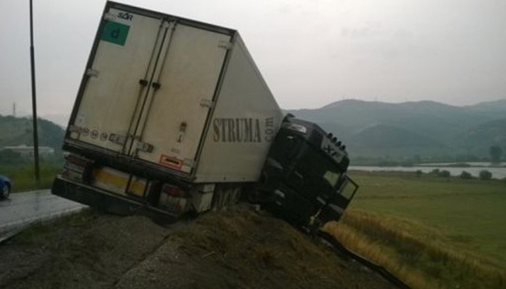 ТИР увисна на ръба на стръмен склон