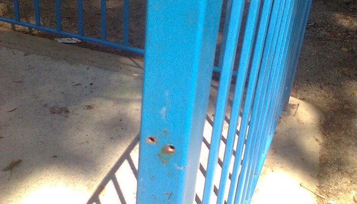 Вандали изкъртиха и откраднаха вратички на детска площадка в Русе