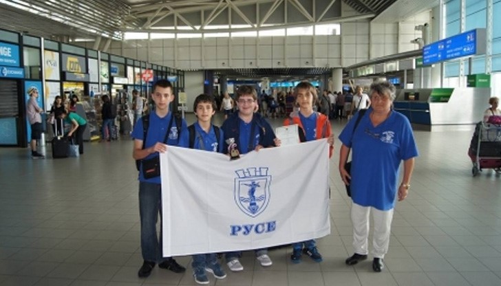 Русенските математици се завърнаха с медал и купа от състезание в Хонг Конг Русенските математици се завърнаха с медал и купа от състезание в Хонг Конг