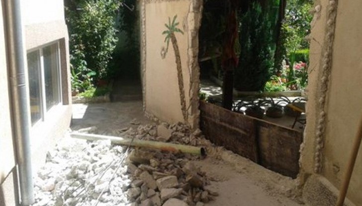 Съсед събори оградата на комшията си, жена му полива дръвчетата с киселина