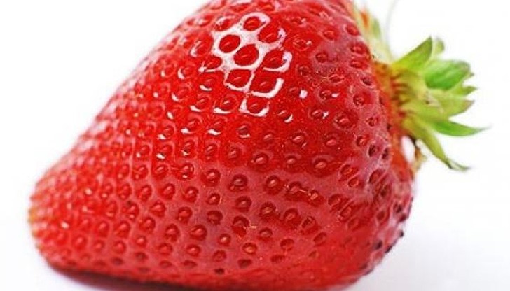 Уникален природен феномен: В Доспат узря ягода с форма на пеперуда