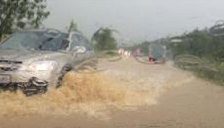 Бедствено положение! Пътят Бяла – Обзор е река! Бедствено положение! Пътят Бяла – Обзор е река!