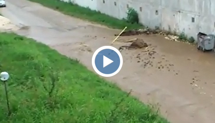 Цигани пукат водопровод в "Чародейка" и оставят квартала без вода