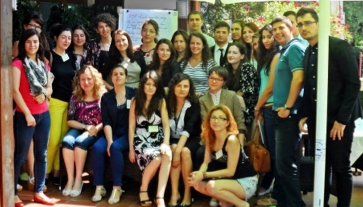 Студенти от Русе с участие в международна академия на Института за икономическа политика