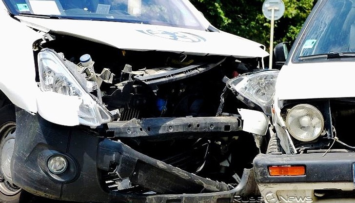 3-ма ранени и 4 потрошени автомобила в Русе до обяд