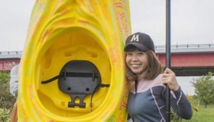 Японка направи каяк от селфи на вагината си, арестуват я