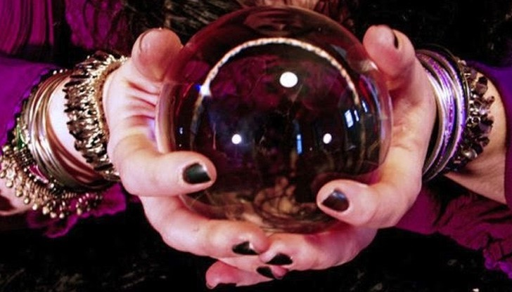 Жена брои 12 бона на циганка, за да й развали черна магия Жена брои 12 бона на циганка, за да й развали черна магия