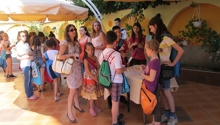 Деца се учат на журналистика и археология по време на лятната детска академия в Русе