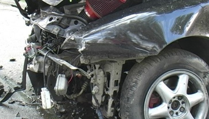 Автомобил насмете две деца на заден ход Автомобил насмете две деца на заден ход