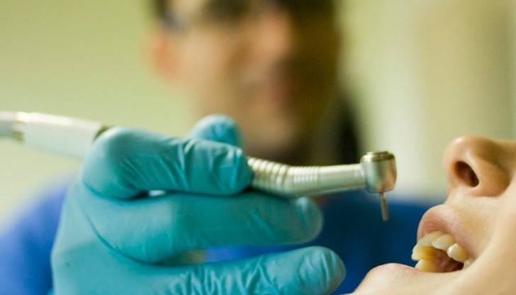 Пациентка дава на съд зъболекар, глътнала инструмент