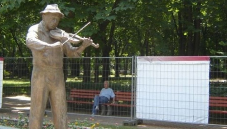 Увековечиха Тодор Колев с цигулка в ръка