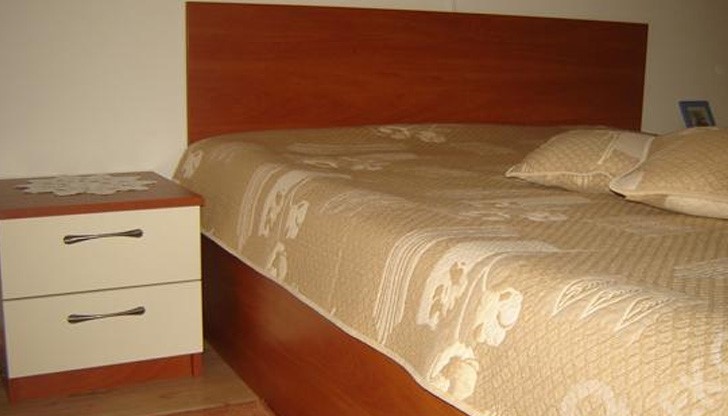 Куриоз: Лекар оправя щетите след любовна игра между съпрузи