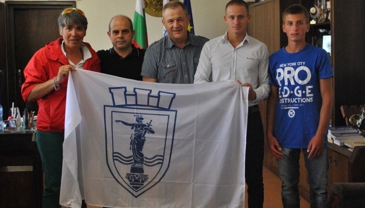 Младеж отнася герба на Русе на Световното по кану-каяк Младеж отнася герба на Русе на Световното по кану-каяк