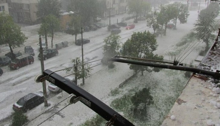 Столицата побеля! Градушка с големина на орех бомбардира София