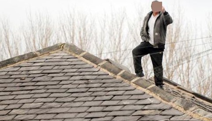 Лудият, който пробва да вземе съдия за заложник, заплаши, че ще се хвърли от покрива Лудият, който пробва да вземе съдия за заложник, заплаши, че ще се хвърли от покрива