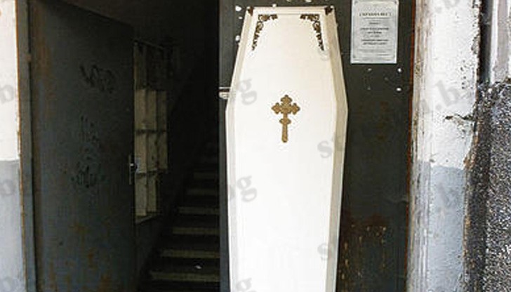 Суеверия или традиции: Какво се прави, когато в къщата има покойник Суеверия или традиции: Какво се прави, когато в къщата има покойник