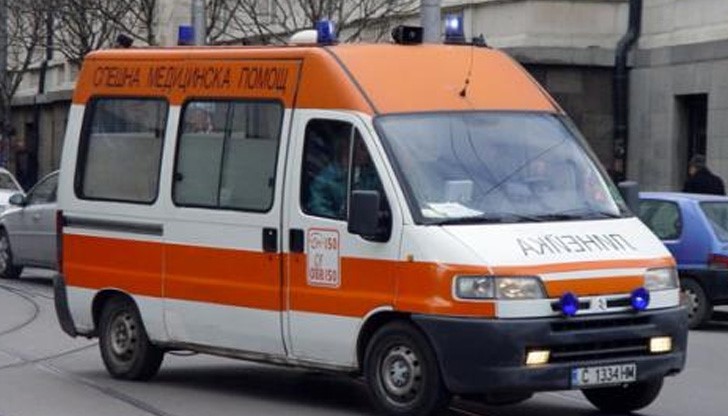 Дете скочи от 2 метра и се приземи върху „Рено”