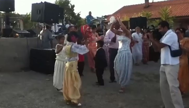 Цигански маанета вдигат във въздуха Чародейка Цигански маанета вдигат във въздуха Чародейка